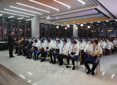 我校全體食堂員工圓滿完成餐飲安全培訓(xùn)考核，通過率高達(dá)100%并開展慶祝歌舞活動